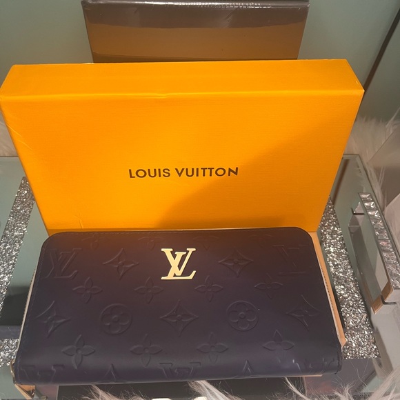 Authentic Louis Vuitton Matte Vernis Zippy Wallet - Picture 6 of 16